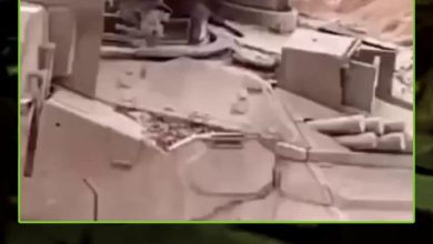 في لقطة غير معهودة.. جندي إسرائيلي يلقي التحية على شاب من غزة أثناء انسحاب القوات الإسرائيلية…