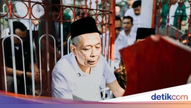Visit to Nganjuk, Deputy Minister of Social Affairs Pilgrimage to the Tomb of the Labor Activist Marsinah