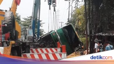 Truck overturned in Cileungsi Bogor, the traffic flow was stopped