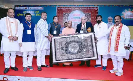 Bhadohi: International carpet scholarship begins, CM said – if one country tariff imposes, we will open ten routes.