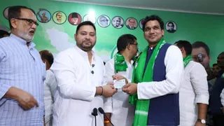 Bihar -politics: Father near Nitish, son with Tejashwi; Competition will be interesting in various political roads -Bihar -Politics Girdhari Yadav -LP by JDU son Chanakya Prakash Ranjan joined RJD