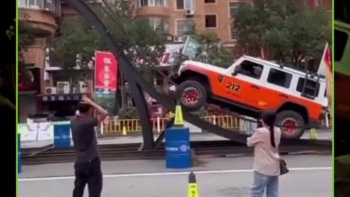 سيارة “212 T01” الصينية تفقد السيطرة وتنقلب أثناء اختبارها على منحدر صناعي شديد الانحدار، لحظة…