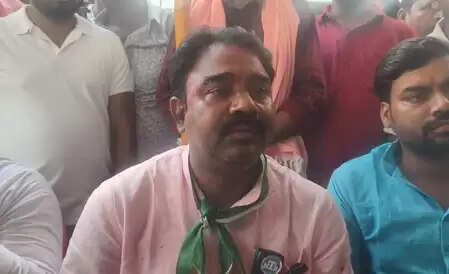 Banka: Mla Manoj Yadav attacked his MP son, said: How will he dispute elections if he does not know his home?