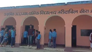 Students create Ruckus against teachers in Jamui, who are accused of raising extra money in the name of scholarship and form fee -Jamui school students protest over the alleged illegal fee collection