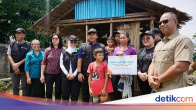 Minister Wihaji provides assistance to families who are at risk of stuning in Manado