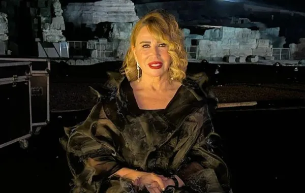 تعليق مفاجئ من ابنة إيناس الدغيدي على زواج والدتها.. هذا ما قالته