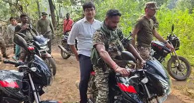 Chhattisgarh: Collector met the residents after walking five kilometers and crossing the river, informed about the government schemes