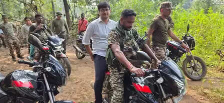 Chhattisgarh: Collector met the residents after walking five kilometers and crossing the river, informed about the government schemes