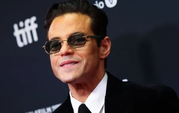 نستعرض لكم تفاصيل سرد النجم العالمي رامي مالك لموقف جمعه بطفلة جعلها تبكي بسبب أنها توقعت أنه…