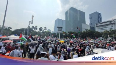 Crowds sing ‘heal the world’ in action to defend Palestine Horse statue