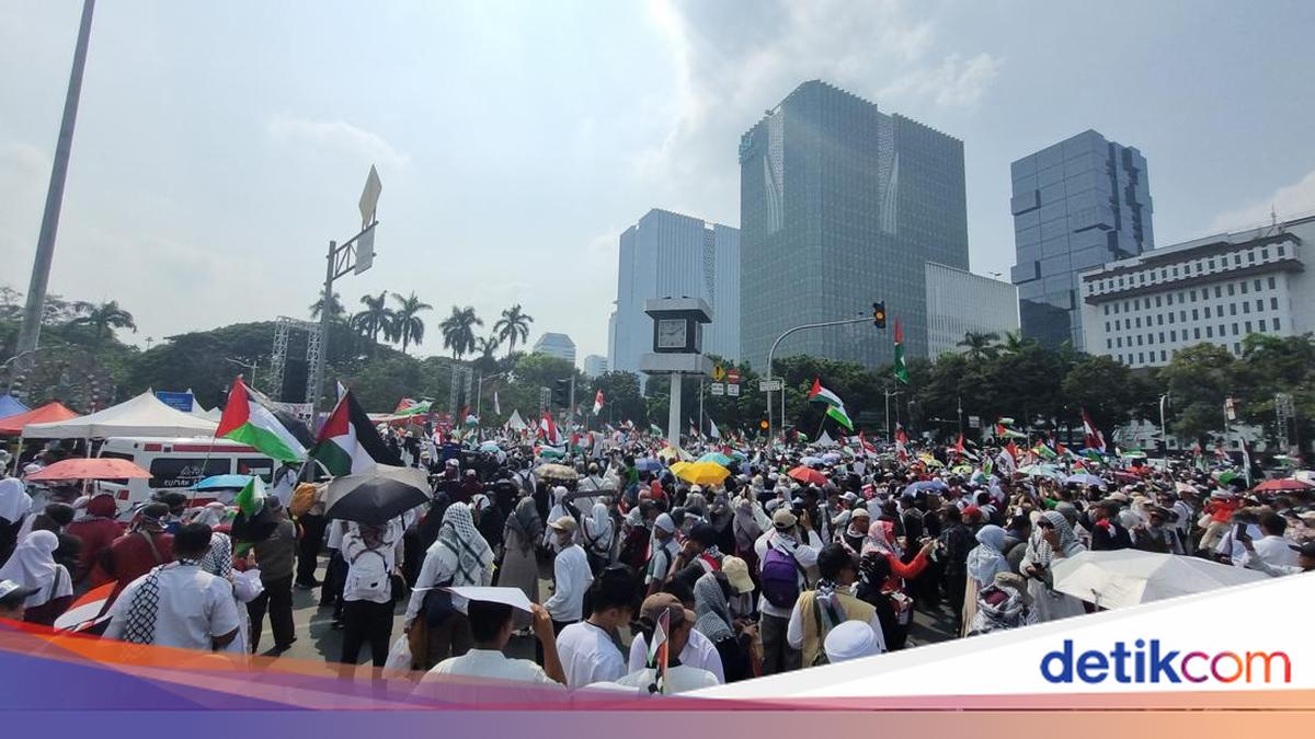 Crowds sing ‘heal the world’ in action to defend Palestine Horse statue