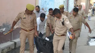 In what way did the killer of the mosque walk away after killing Maulana’s wife and two daughters? Police got a great clue – Bagpat Triple Murder Blood on Wall knife found on the roof of the mosque