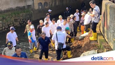 Minister of Environment Cleans Cipinang River along with the city government of Depok