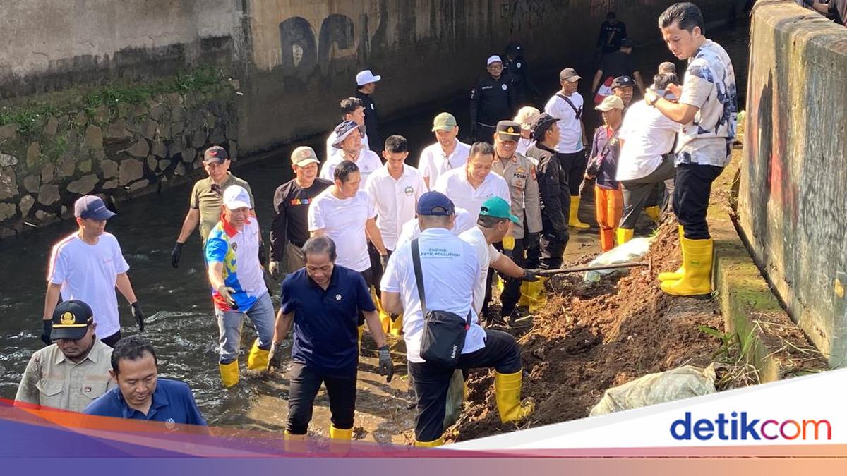 Minister of Environment Cleans Cipinang River along with the city government of Depok