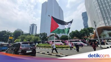 Crowd shouting takbir-bearing large Palestinian flag during the US Embassy demonstration