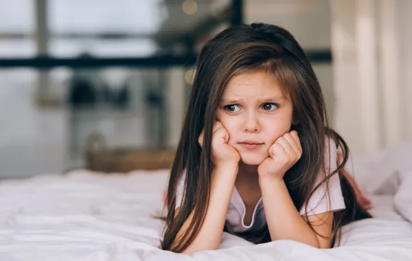 علامات التوتر لدى طفلك والطريقة الصحيحة للتعامل معه