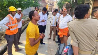 In this city UP, there have been action against those who did not pay electricity bills, connections of 53 houses were cut – Uppcl team cutting of the power supply firozabad district people bots