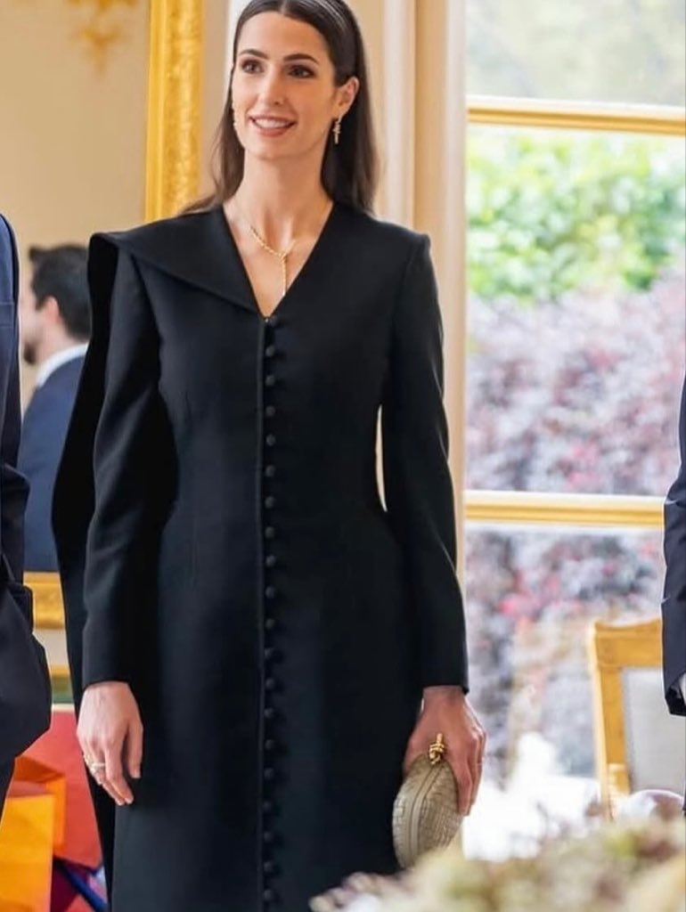 الأميرة رجوة تظهر بإطلالة سعودية بتوقيع منى الشبل في أول زيارة رسمية إلى فرنسا. شاهدي باقي…
