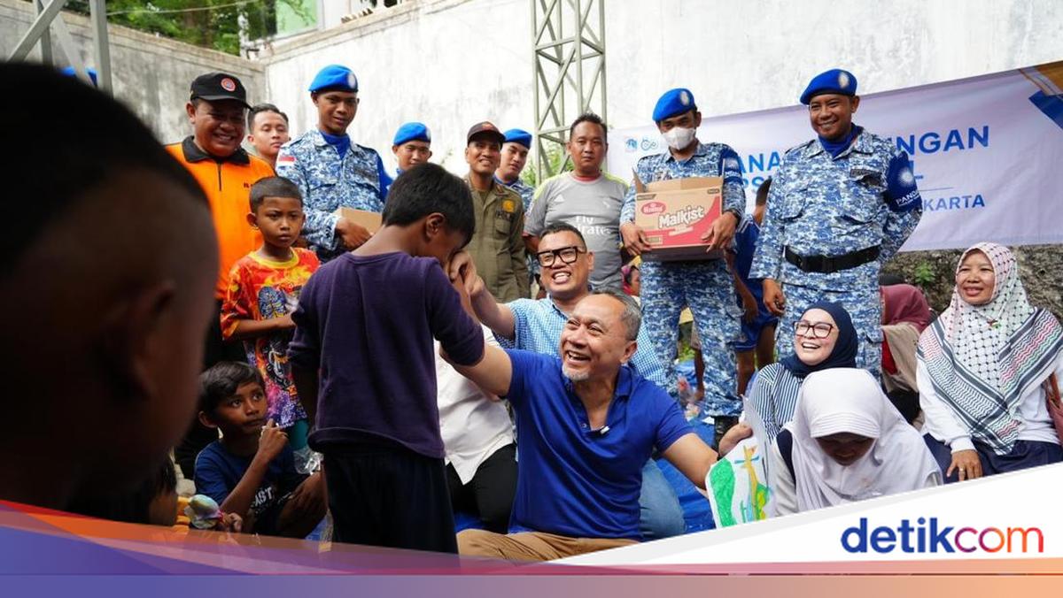 Zulhas visit Pancoran Fire refugees, offer food aid