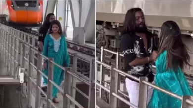 A couple dared their death just for a pulley of a few seconds! Dangerous video shot in front of the train you will be left breathless after watching it