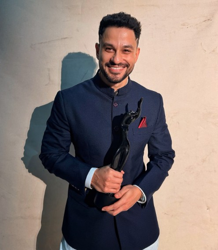 Kunal Khemu won his first filmfare award, the best debut director for ‘Madgaon Express’