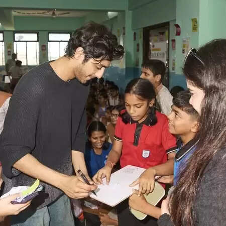 ‘Sayara’ star Ahaan Pandey spent the day with schoolchildren, said, ‘Never give up your dreams’