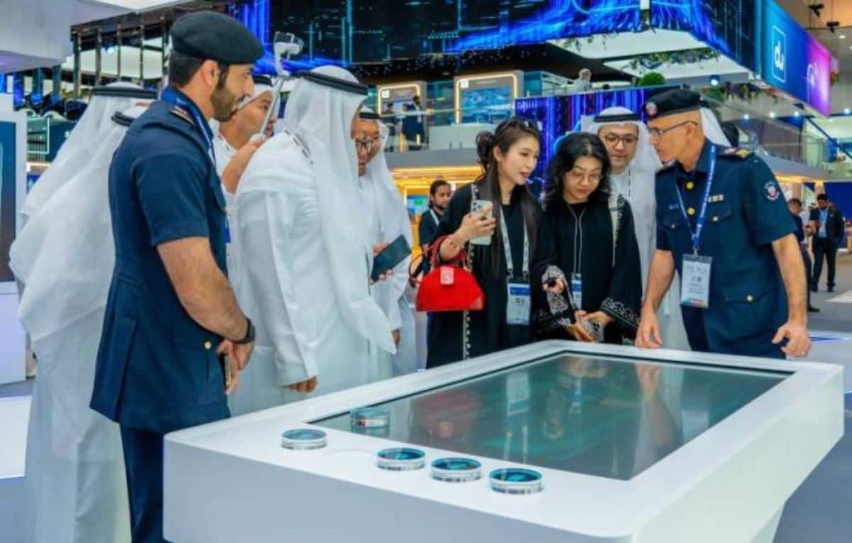 جمارك أبوظبي تكسر حاجز اللغة في جيتكس جلوبال 2025 بمترجم جمركي ذكي يدعم 90 لغة #البوابة_التقنية