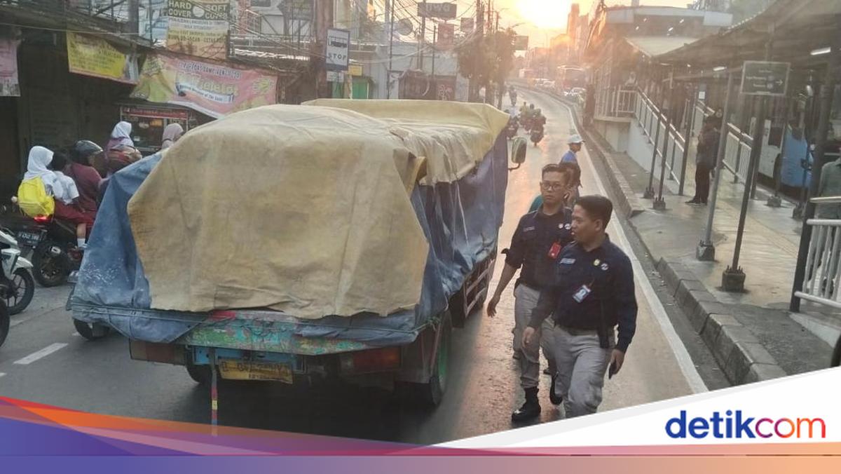 Truck breaks down in Petukangan, Transj Corridor 13 is delayed, causing a trickle