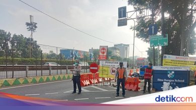 There is an excavation project, traffic over Jalan Arjuna Selatan West Jakarta is derived