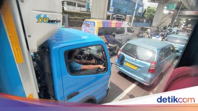 Traffic in Pancoran, South Jakarta is being stuck this morning, the velocity of Transj buses is also obstructed
