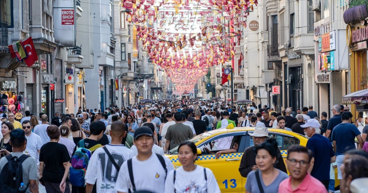 Türkiye records a surplus on a record account supported by tourism and trade