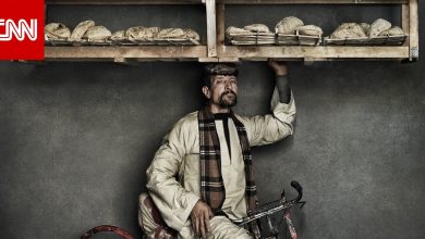 رجل يحمل فوق رأسه صينية خبز على دراجة في مصر..مصور أزياء شهير يكشف عن عادة فريدة من نوعها حول…