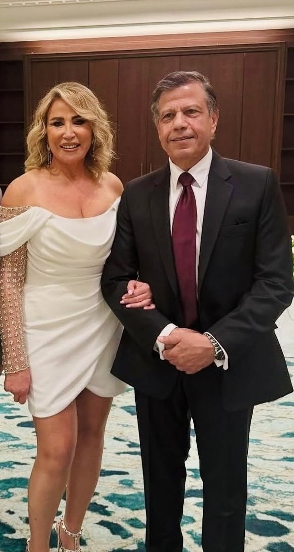 بعد أن أثبتت للجميع بأن العمر مجرد رقم… طبيب تجميل يكشف ل “هي” أسرار جمال وشباب بشرة إيناس…