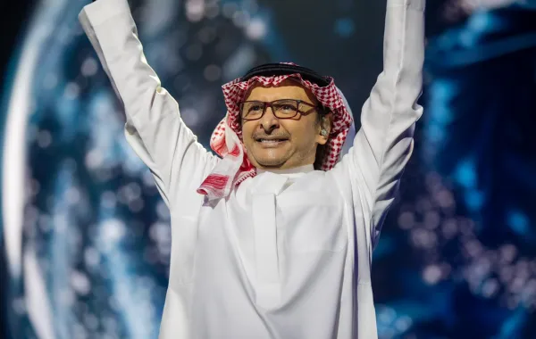عبد المجيد عبد الله يحتفل بتأهل الإمارات لكأس العالم 2026 في جولته الخليجية بأبي ظبي