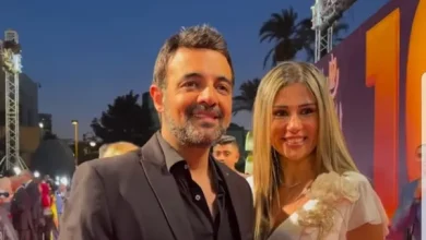 عمرو محمود ياسين يعلن خضوع زوجته لعملية جراحية دقيقة