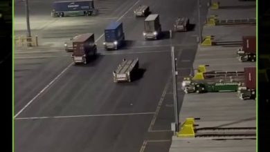 في مشهد يعكس التطور والتقدم التكنولوجي في الصين حيث انتشرت شاحنات ذاتية القيادة تنقل الحاويات…