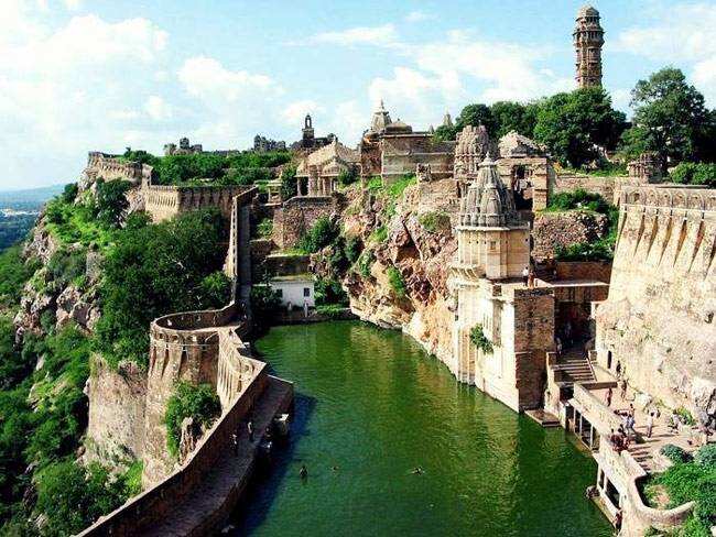 Top 5 largest forts of India: Historical forts whose vastness has stunned you, a fort so great that half of the city can fit into it.