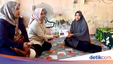 Andre Rosiad helps IDR 20 million to mother of 3 children forced to work as a stone worker in Padang Pariaman