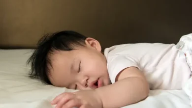 5 طرق آمنة… أمام مخاطر نوم الرضيع على بطنه