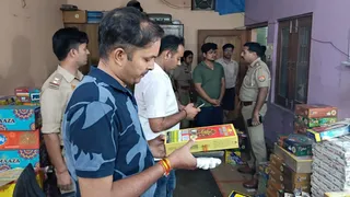 Great consignment of fireworks seized in Hapur in front of Diwali, police investigated the network of illegal affairs – illegal fireworks worth 8 lakh seized before Diwali