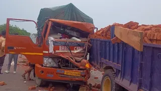 If you ignore rules on Yamuna Expressway, cause tractors filled with bricks, accidents – Yamuna Expressway illegal brick tractors cause accidents
