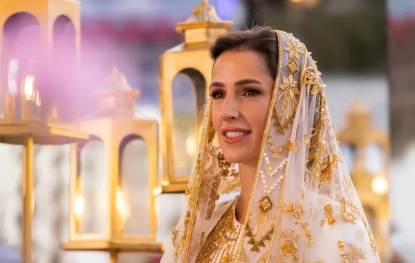 الأميرة رجوة ترافق الأميرة يوجيني بمستشفى جامعة سبرينغ فيلد بلندن