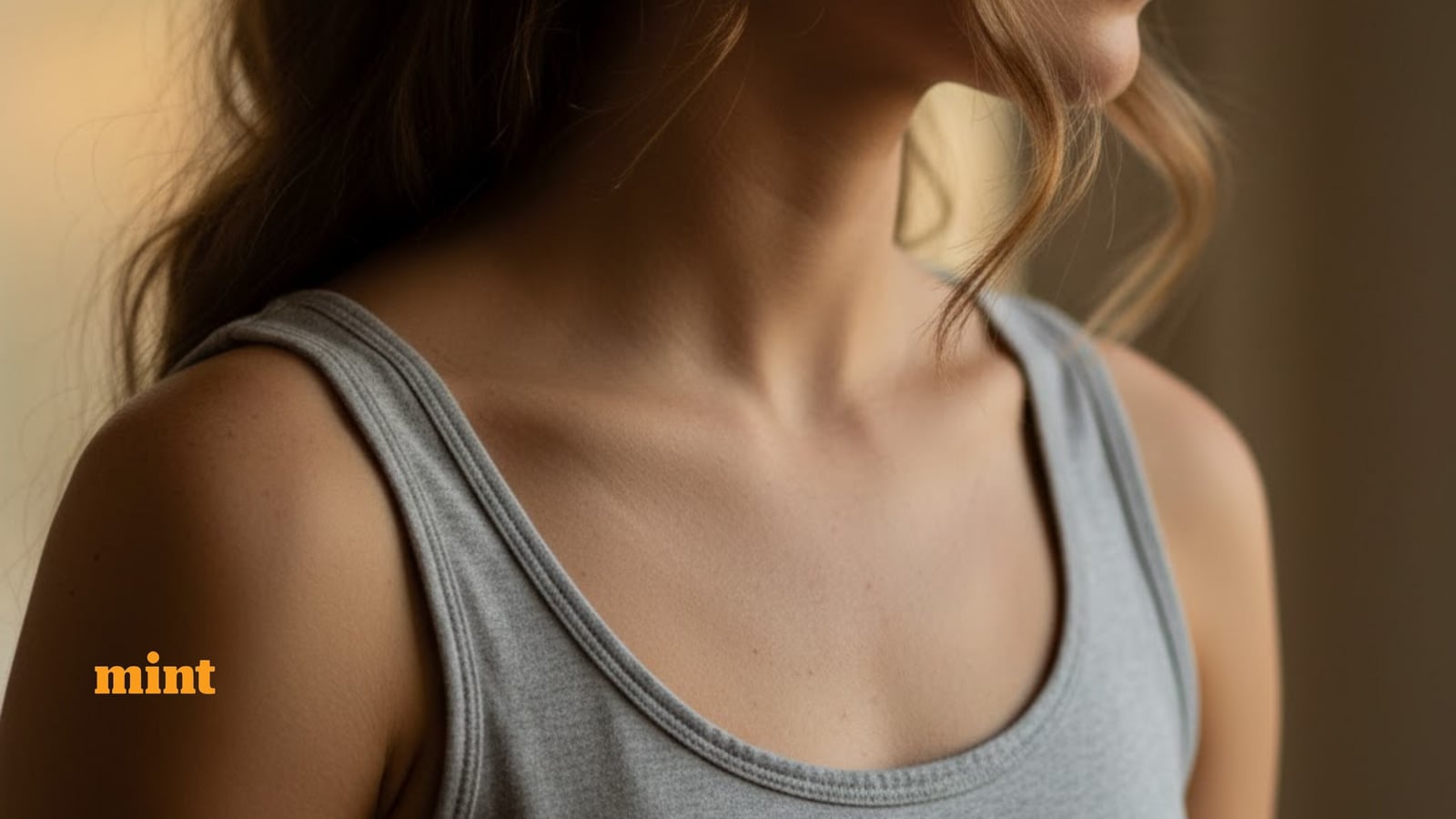The 20-year-old girl suffers physical abuse of father because they wore sleeveless shirts while “half-naked” all the time “