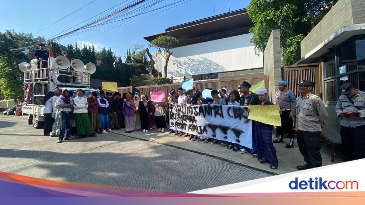 A number of people demonstrate at RK’s home following Atalia’s words about the Al Khoziny Islamic residence