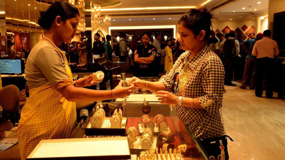 Would it be right to invest in gold or not? How much can gold prices rise to Dhanteras 2025, know what experts say
