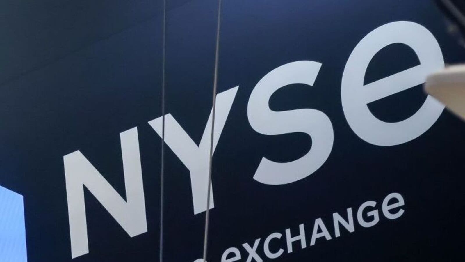 Wall Street today: Nasdaq sinks 300 points, Dow Jones falls 200 points on renewed trading in the USA China