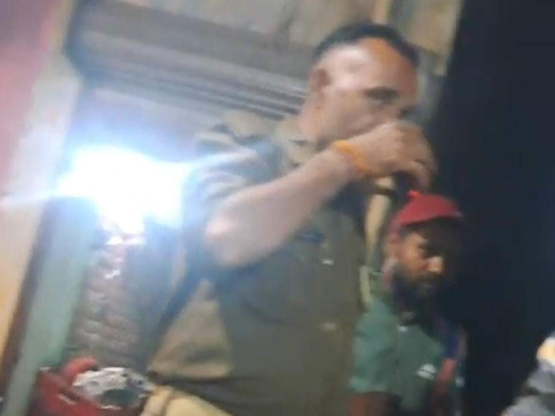 Policemen in Khaki -Uniform spilled the jam, there was a stir as soon as the video of Ambedkar Nagar became viral