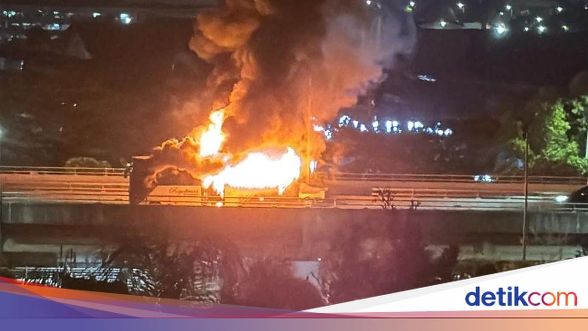 Bus burns on North Jakarta Toll Road, Brandbrand