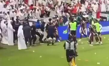 لقطات من اشتباكات عدد من جماهير الإمارات ولاعبي منتخب قطر أثناء احتفالهم بالهدف الثاني