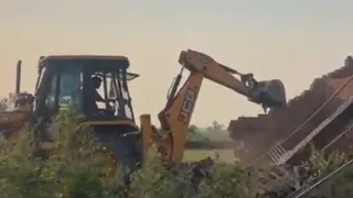 Illegal stores from the BJP leader’s brother have demolished, the Bulldozer action of the administration creates panic -bulldozers run into stores of the BJP leader’s brother Amroha latest news